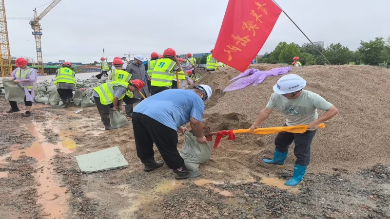 風(fēng)雨同舟，共筑防線(xiàn)！中機國際助力平江縣第一人民醫院搬遷項目緊急抗洪搶險